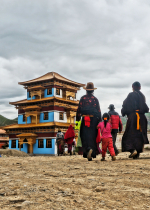 Để tránh nhân khổ đau ta phải từ bỏ ngã chấp và nuôi dưỡng tâm vị tha