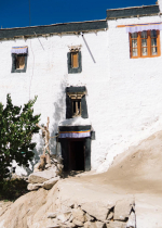 Khi gặp khổ đau chúng ta nên dũng cảm đối diện với nó hơn là thụ động kháng cự