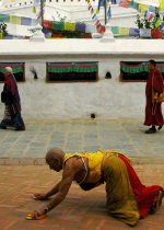 Khi lễ lạy hãy nghĩ tưởng tới công đức của Tam bảo và nuôi dưỡng tâm chí thành, chí tín