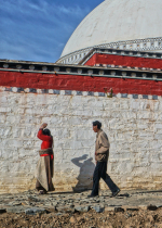 Xe cộ đưa ta tới những chân trời xa, còn bước chân trên đất mẹ lại giúp ta trở về ngôi nhà tâm linh của mình