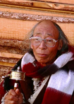 Trong các hệ thống thế gian như xã hội, trường lớp, gia đình, công sở có rất nhiều quan điểm giáo dục sai lầm